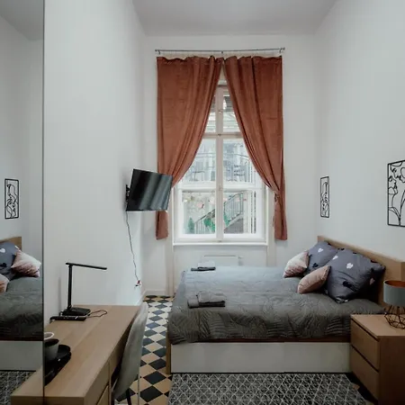 Apartament Piotrkowska 77 4 Separete Bedrooms 4 Osobne Z Osobna łazienką I Kuchnią Na Korytarzu *