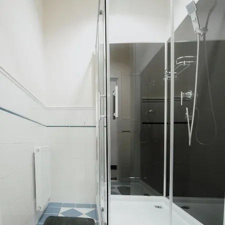 P77 New 4-bedrooms Piotrkowska Cale Miejsce 4 Z Lazienka I Kuchnia Na Korytarzu Budynku