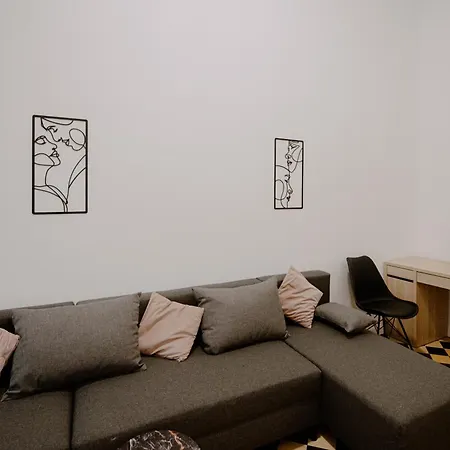 Piotrkowska 77 4 Separete Bedrooms 4 Osobne Z Osobna Lazienka I Kuchnia Na Korytarzu Lägenhet *