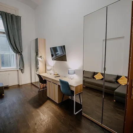 Piotrkowska 77 4 Separete Bedrooms 4 Osobne Z Osobna Lazienka I Kuchnia Na Korytarzu Lägenhet *