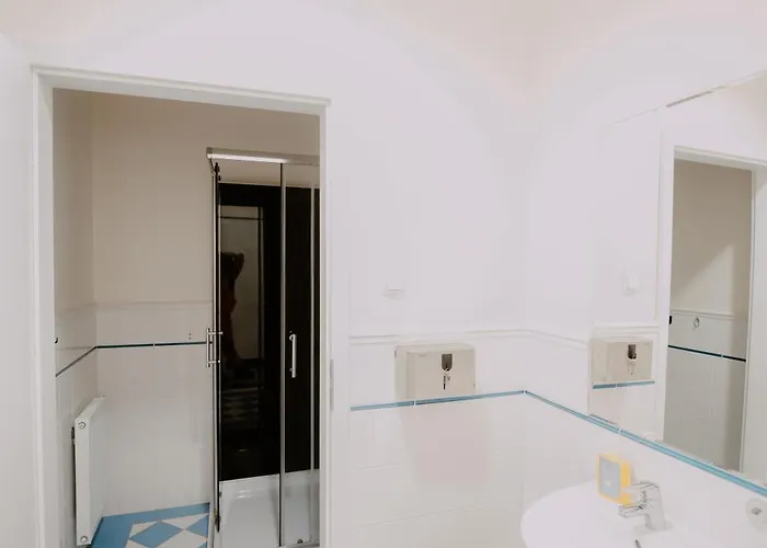 Piotrkowska 77 4 Separete Bedrooms 4 Osobne Z Osobna Lazienka I Kuchnia Na Korytarzu وودج